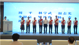 德勝釩鈦公司及董事長(zhǎng)周平分獲“沙灣區(qū)優(yōu)秀民營(yíng)企業(yè)”、“沙灣區(qū)優(yōu)秀民營(yíng)企業(yè)家”榮譽(yù)